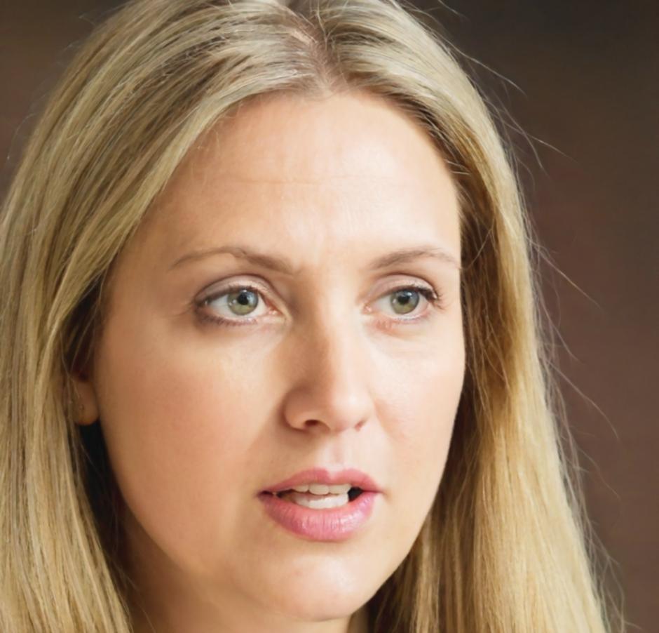 Διεθνής φοιτήτρια που μαθαίνει στρατηγικές βελτιστοποίησης εισοδήματος